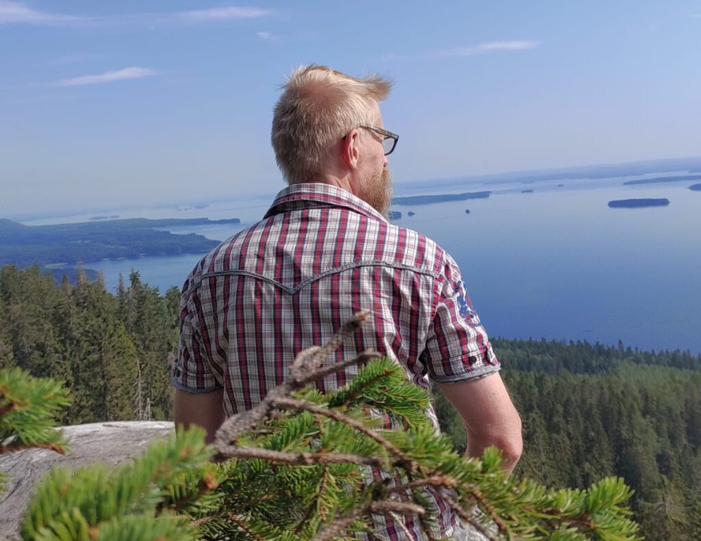 Jouko Vidgren katsomassa järvimaisemaa
